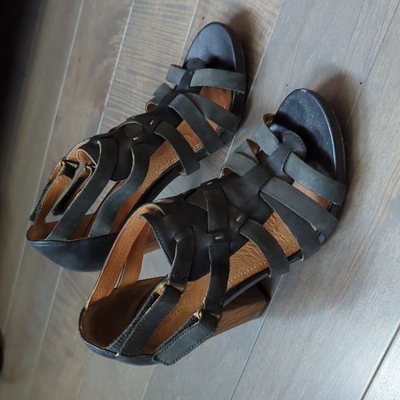 Clarks Shoes - Clark's Size 6.5 Black Leather Sandals